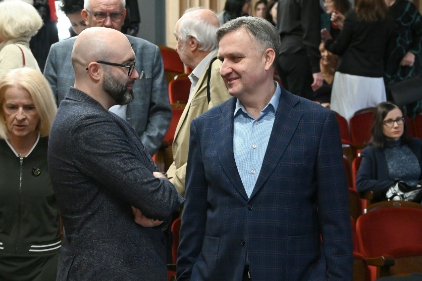 Dyrektor Teatru Żeromskiego, Michał Kotański, i Jacek...