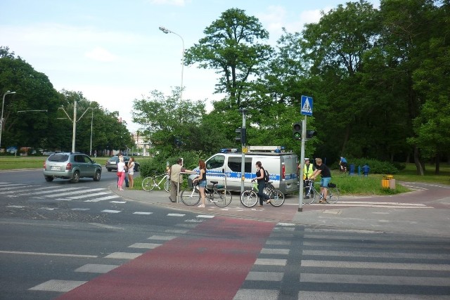 Rowerzysta został potrącony na przejeździe rowerowym