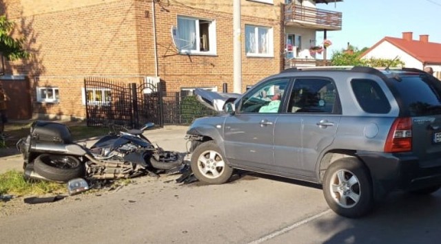 Wypadek w Świątnikach, zderzenie osobówki i motocykla