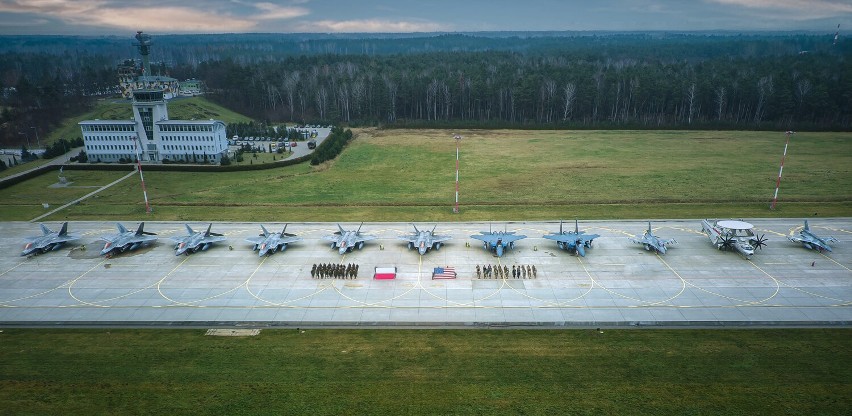 Amerykańskie F15 zastąpiły eskadrę F22 w bazie w Łasku