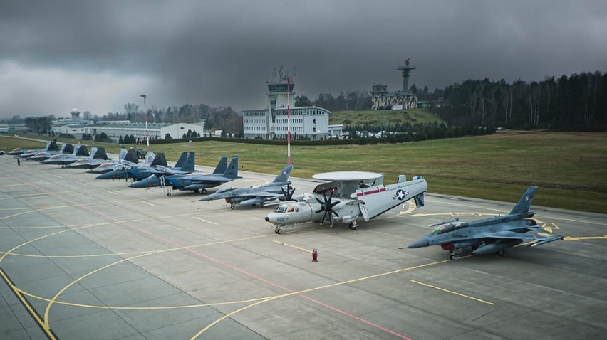 Amerykańskie F15 zastąpiły eskadrę F22 w bazie w Łasku