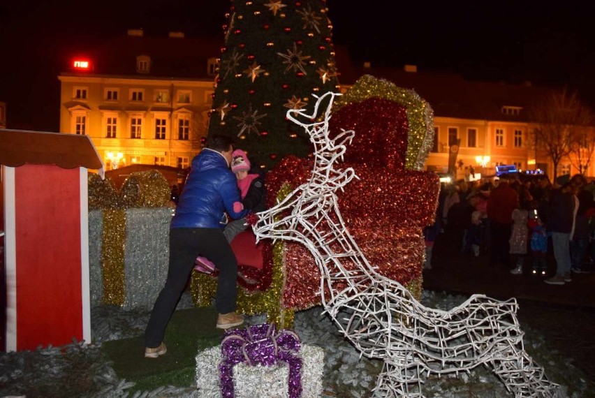 Choinka na Rynku jest już pięknie oświetlona!