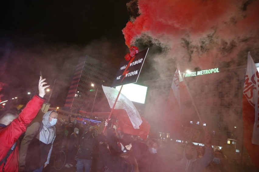 Strajk Kobiet. Ruszył wielki ''Marsz na Warszawę". Tysiące protestujących, na ulicach wojsko