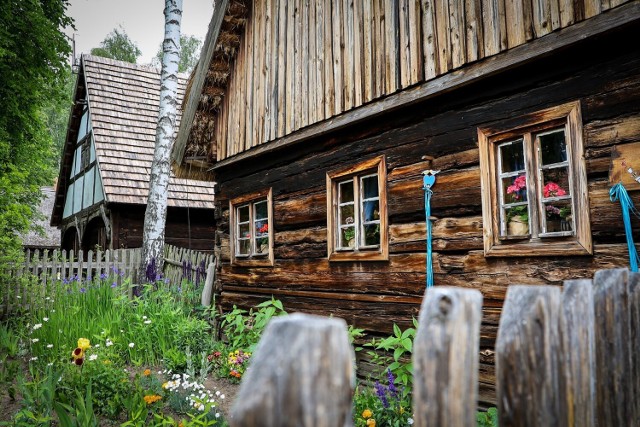 Klimatyczna chata z Królowa datowana na XVIII wiek znajduje się na terenie Muzeum Etnograficznego w Zielonej Górze-Ochli. Zobaczcie, jak wygląda >>>