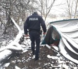 Wadowice. Policjanci przeszukują pustostany i szałasy. Bezdomni mogą w nich zamarznąć