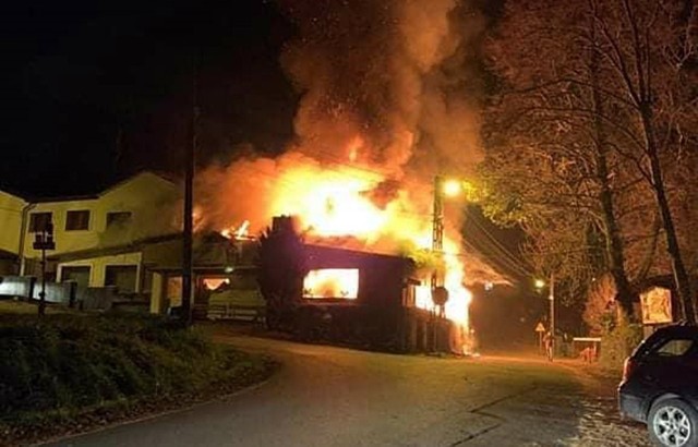 Wielki pożar w Kończycach Małych wybuchł w Domu Weselnym Wena. Przyczyny nie sa znane.