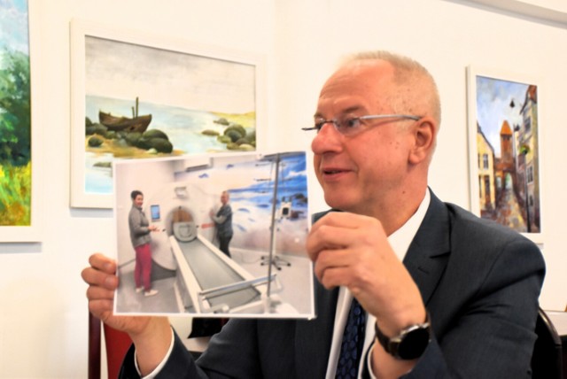 Tomasz Walasek, dyrektor Szpitala Powiatowego w Sławnie prezentuje na zdjęciu tomograf