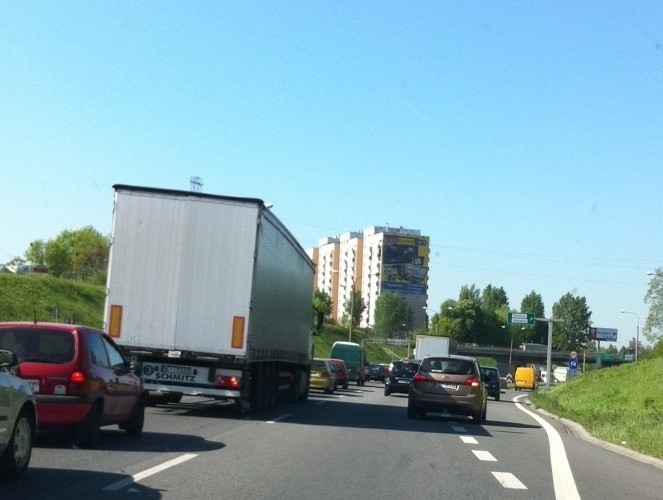 Wypadek ciężarówki z rurami na A4 w Katowicach. Gigantyczne korki od godziny 3.00