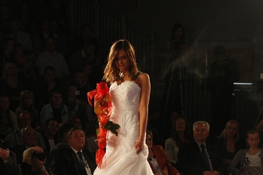 Karolina Potoczny podczas pokazu w sukniach ślubnych