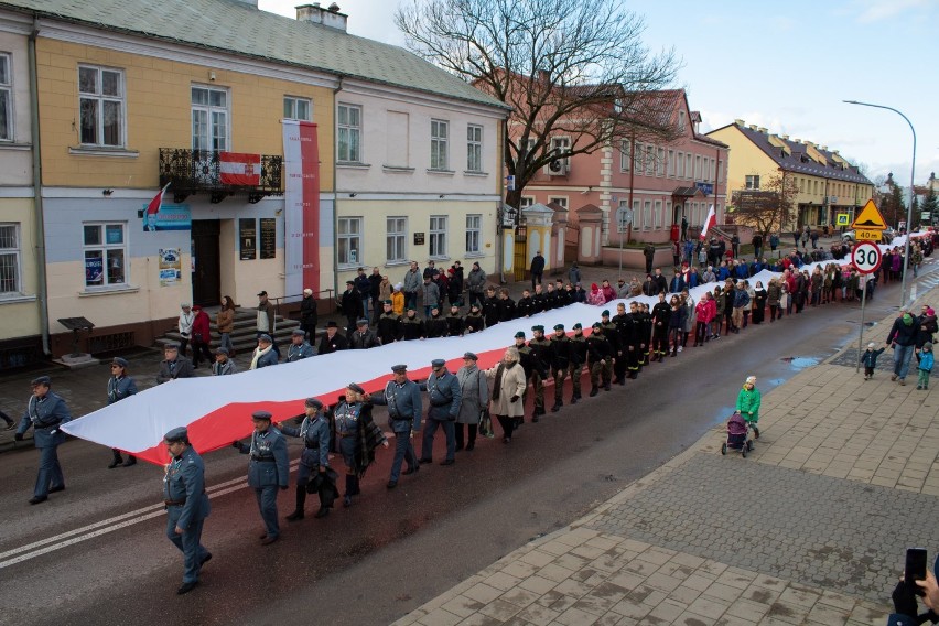 Święto Niepodległości w Sejnach. Połączyła ich stumetrowa flaga [Zdjęcia]