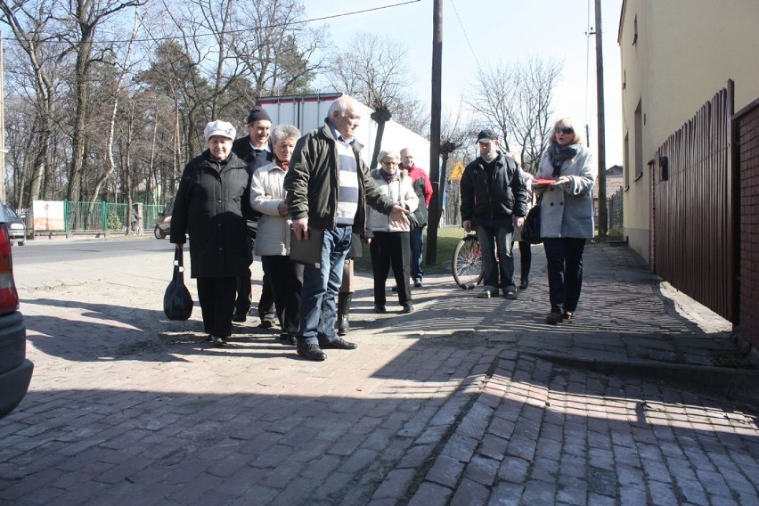 Chodnik przy Paderewskiego w Zawierciu do remontu