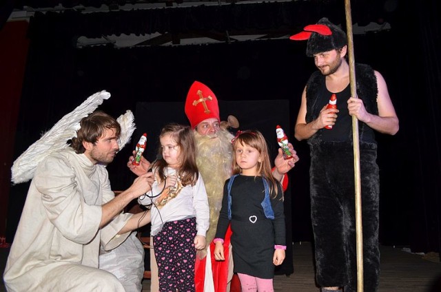 Dzieci poznały prawdziwą historię św. Mikołaja.