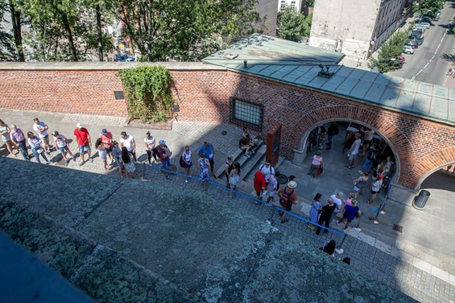 Krajowi turyści latem dopisali, ale zagranicznych przyjeżdża wciąż do Krakowa wiele razy mniej niż przed pandemią.