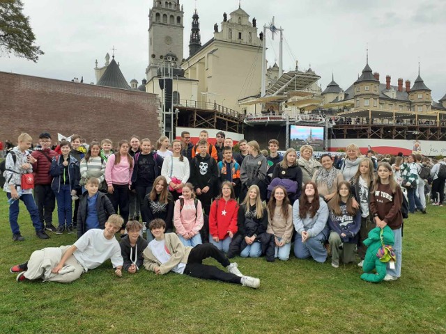 Grupa uczniów klas siódmych wraz z opiekunami uczestniczyła w XXIII Pielgrzymce Rodziny Szkół im. Jana Pawła II na Jasną Górę