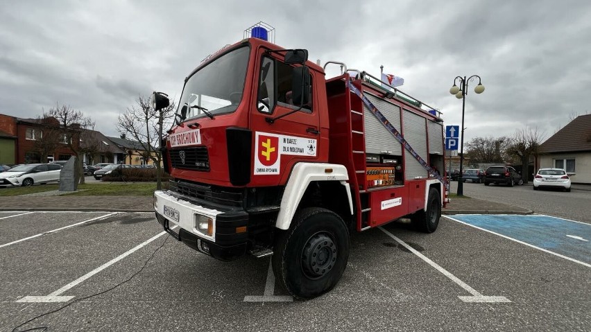 OSP Grochowy z gminy Rychwał przekazała wóz strażacki przedstawicielom Gminy Zubresti w Mołdawii