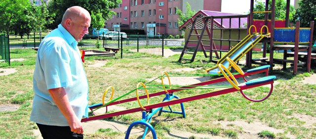 Radny Roman Kucharski chce "walczyć" z pijakami, którzy korzystają z placu zabaw dla dzieci
