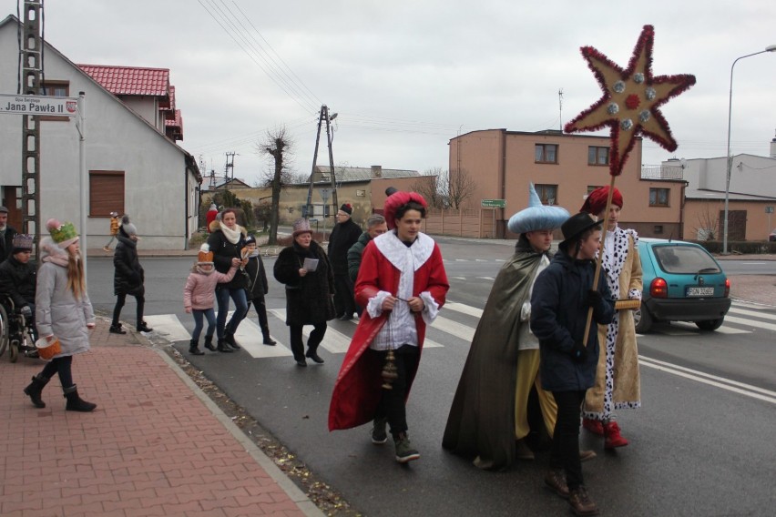 Orszak Trzech Króli na ulicach Żydowa. Część artystyczną zapewniła młodzież szkoły podstawowej