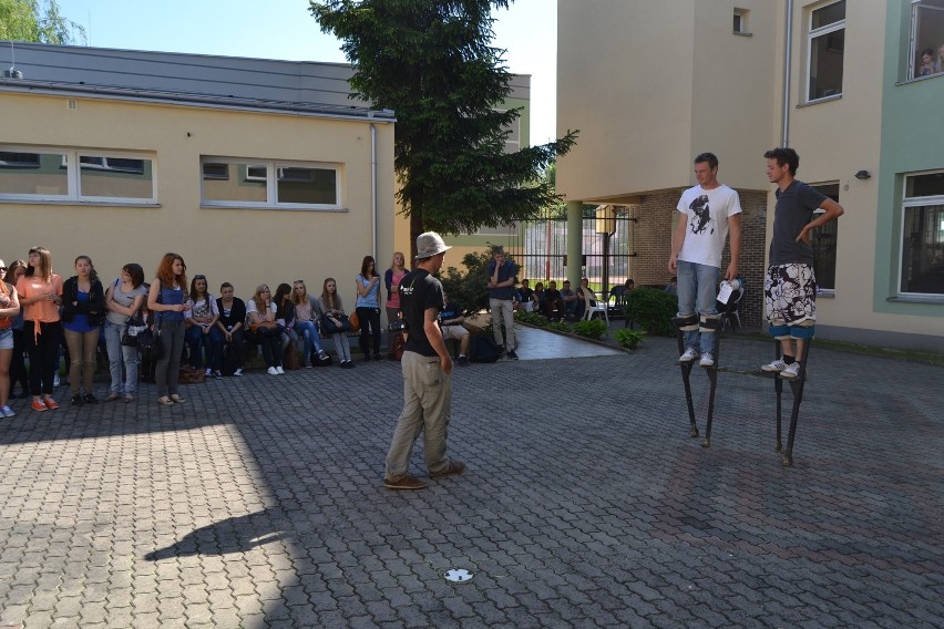 Grupa młodych ludzi idzie na szczudłach z Sochaczewa do Gdyni. Zbierają datki na chorego chłopca