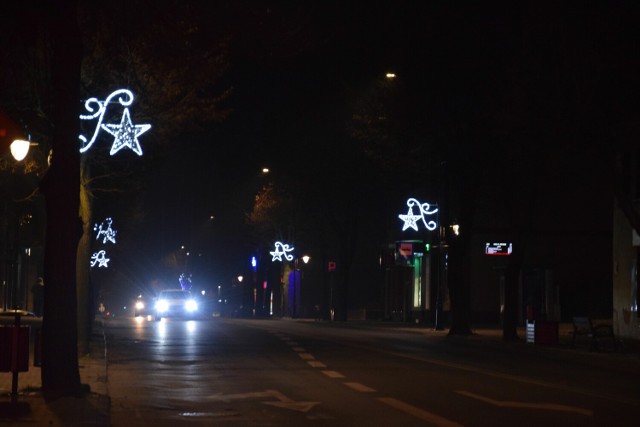 Świąteczne ozdoby już świecą na ulicach Zduńskiej Woli. Bożonarodzeniowy klimat widać na ulicach i w  sklepowych witrynach