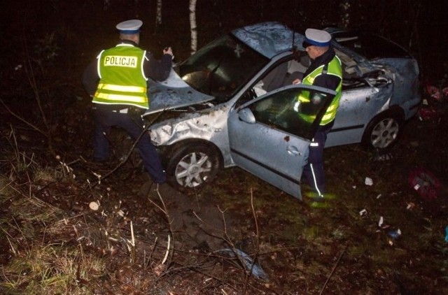 28-letni kierowca seata z obrażeniami ciała trafił do chojnickiego szpitala.

Do zdarzenia doszło przedwczoraj na .trasie Chojnice-Brusy.

- Kierujący audi nieprawidłowo wykonał manewr zawracania, w wyniku czego jadący za nim seat chcąc uniknąć zderzenia, odbił w prawo zjechał na pobocze, po czym dachował - relacjonują chojniccy policjanci. 

28-letni kierowca seata z obrażeniami ciała trafił do chojnickiego szpitala.

Mundurowi apelują o ostrożną, rozważną i bezpieczną jazdę.


Flesz - wypadki drogowe. Jak udzielić pierwszej pomocy?

