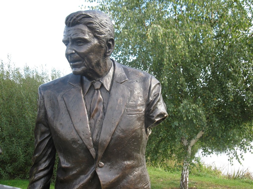 Tak wygląda zdewastowany przez wandali pomnik Reagana w Gdańsku