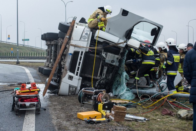 Wypadek w Rawie Mazowieckiej wydarzył się w sobotę, 18 marca, ok. godz. 9. W pobliżu ronda na osiedlu Zamkowa Wola wywrócił się ciężarowy renault. Obrażenia odniósł 60-letni kierowca ciężarówki. Strażacy musieli rozciąć kabinę, aby go wydobyć. Został przewieziony do szpitala w Skierniewicach.