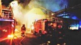 Sławsko: Nocny pożar w zakładzie drzewnym [ZDJĘCIA] - zadysponowano aż 11 zastępów strażackich