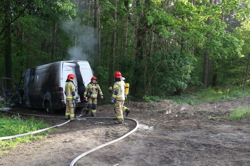 Wolsztyn: "Pojazd był cały w ogniu". Spłonął przy przejeździe kolejowym