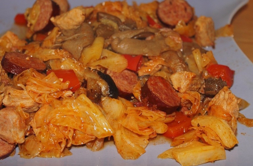 Bigos to tradycyjna potrawa kuchni polskiej. W wielu domach...