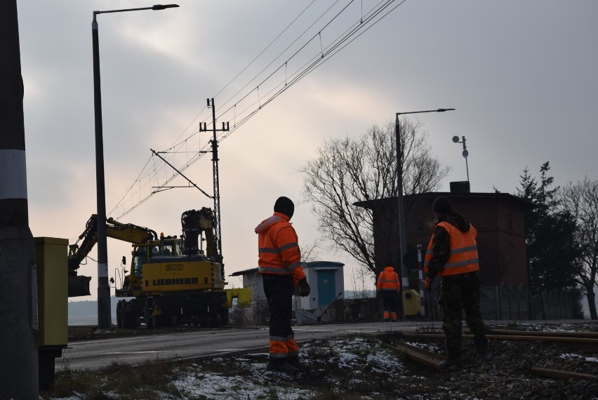 PKP KROTOSZYN-WROCŁAW: Remontują przejazd kolejowy w Cieszkowie [ZDJĘCIA + FILM]