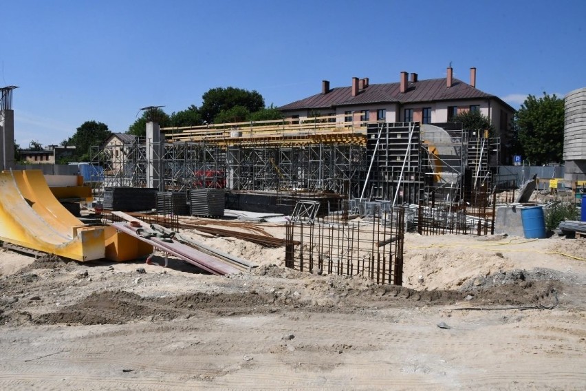 Tak idzie budowa Centrum Odprawy Pasażerów w Jędrzejowie.