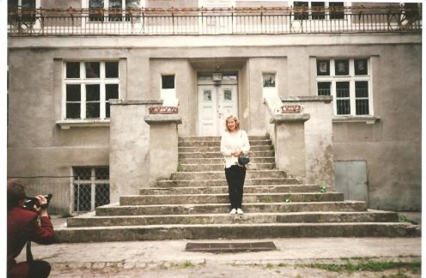 Katrin Schmeling na schodach pałacu 1994 r