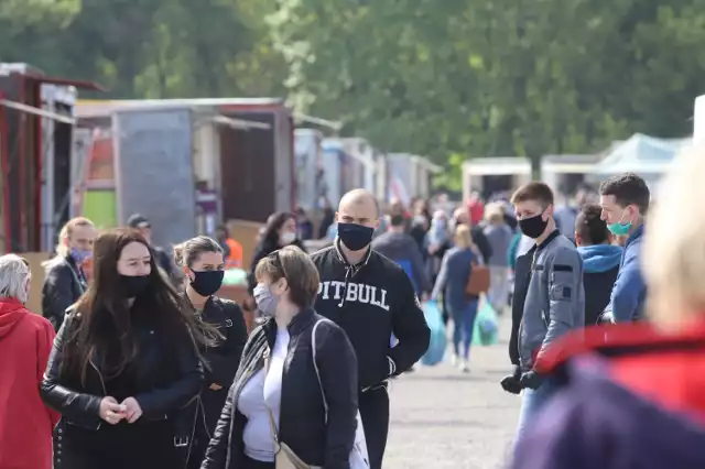 Targowisko w Będzinie. Od tygodnia jest otwarte w pełnym zakresie. W sobotę 16 maja znów cieszyło się dużym zainteresowaniem klientów.