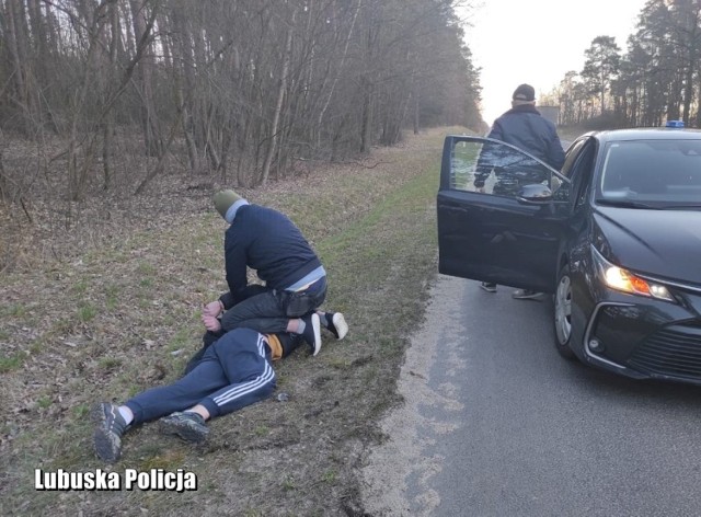 44-latek rzucił się na policjantów z bagnetem