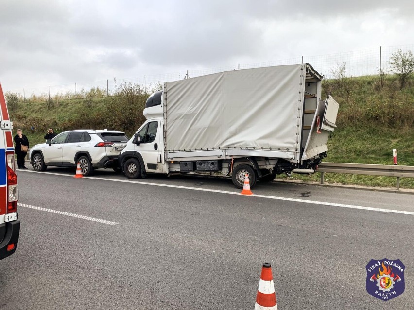 Wypadek na S8. Duże utrudnienia w kierunku Warszawy. Zderzenie dwóch busów oraz samochodu osobowego