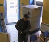 Napad na bank z bronią w ręku w samym centrum Kutna! Policja szuka sprawcy [FOTO]