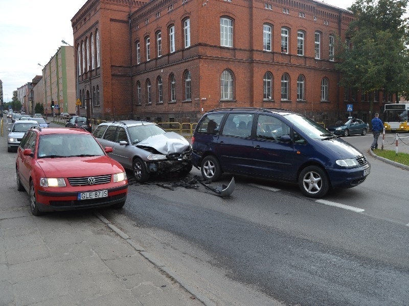 Ford mondeo uderzył w tył Seata almery