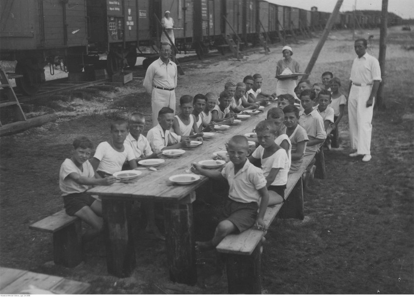 Dzieci podczas posiłku na koloniach letnich na Półwyspie...