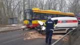 Wypadek autobusu MPK na ul. Okólnej w Łodzi. Ranni pasażerowie [ZDJĘCIA]
