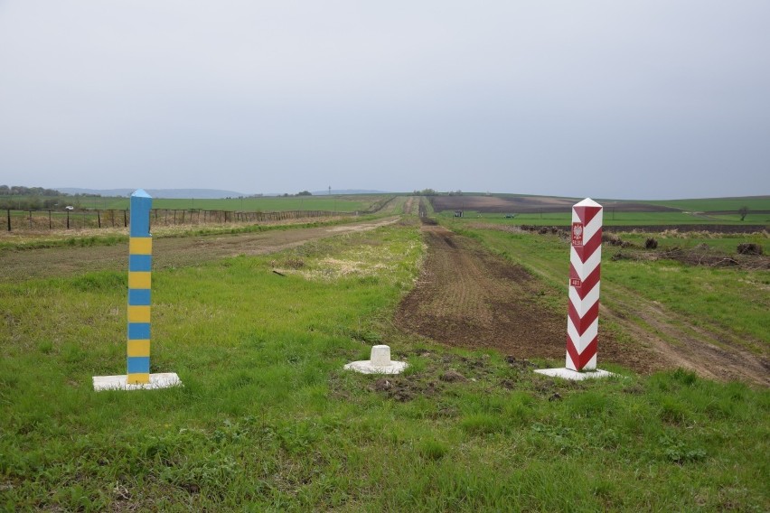 Wejście na pas drogi granicznej jest zabronione. Po polskiej...