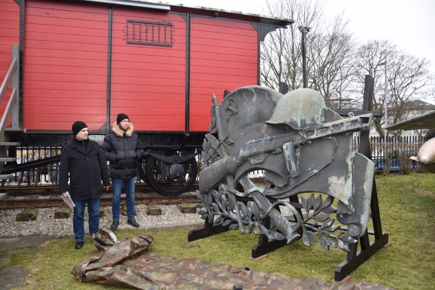 Tablica z sowieckimi symbolami zdjęta z latarni morskiej, już na swoim miejscu: w muzeum