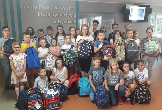 14 czerwca 2018 roku Szkoła Podstawowa nr 1 w Sycowie opublikowała zdjęcie dzieci z zebranymi tornistrami