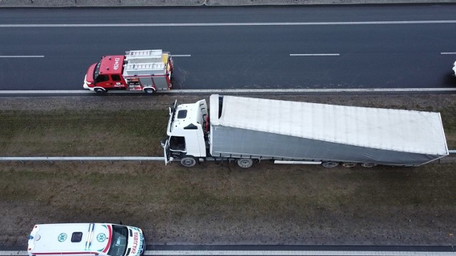 Wypadek na drodze S5 w okolicach Szubina w powiecie nakielskim. Po godzinie 18 przed zjazdem na miejscowość Wąsosz samochód ciężarowy uderzył w bariery, które oddzielają dwie strony trasy. Medycy wyciągnęli z pojazdu nieprzytomnego kierowcę. Jeden pas w stronę Bydgoszczy jest zablokowany. Na miejscu pracują cztery zastępy straży pożarnej, pogotowie ratunkowe i policja.