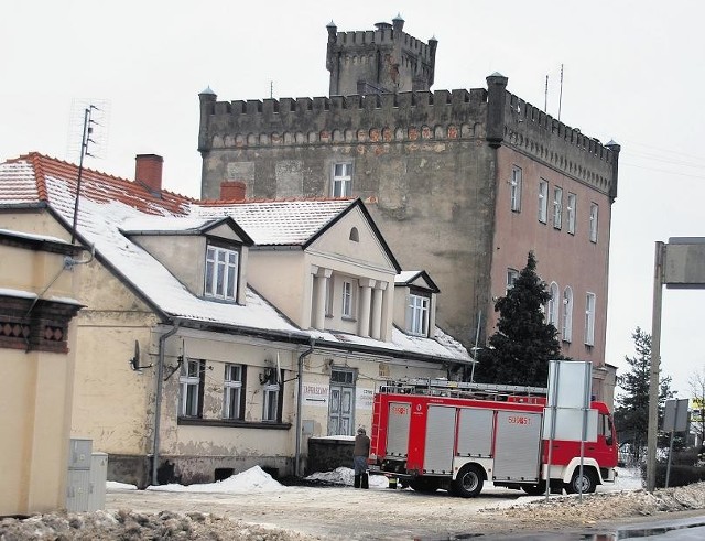 Zalegający śnieg zagrażał konstrukcji zabytkowego hotelu