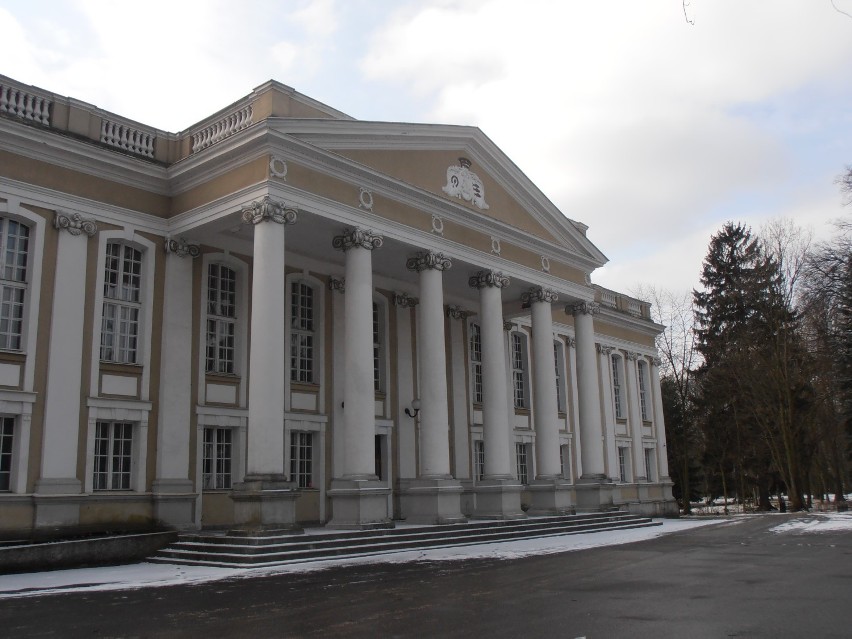 Wolsztyn - pałac i park, zimowy spacer promenadą wzdłuż jeziora