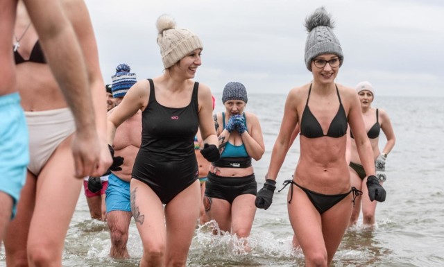 Kąpiel morsów w Morzu Bałtyckim. Rozgrzewka i morsowanie na plaży w Sopocie