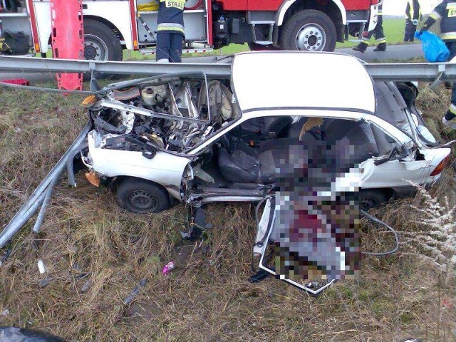 W dniu 28 listopada 2013 r. o godzinie 11.28 do Powiatowego Stanowiska Kierowania w Gryfinie wpłynęło zgłoszenie z Wojewódzkiego Centrum Powiadamiania Ratunkowego w Szczecinie o wypadku samochodu osobowego na drodze wojewódzkiej nr 121 w miejscowości Tywica gm. Banie. Samochód osobowy marki Opel Astra z niewyjaśnionych przyczyn zjechał na przeciwległy pas ruchu wypadł z drogi uderzając w barierkę energochłonną.

Śmiertelny wypadek na DW nr 121 - Tywica [ZDJĘCIA]