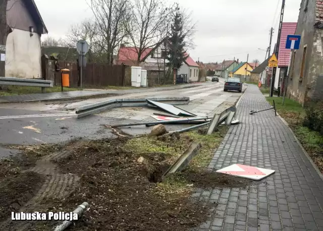 Nietrzeźwy mężczyzna w kilkutonowej ciężarówce niemal staranował budynek. Uszkodził bariery energochłonne i odjechał z miejsca zdarzenia. W jego zatrzymaniu pomogli ratownicy medyczni.

Do niebezpiecznego zdarzenia doszło w sobotę rano (4 stycznia) w gminie Trzciel. Na drodze w Sierczu wprowadzone są znaczne ograniczenia prędkości, ponieważ przez całą miejscowość wiją się ostre i niebezpieczne zakręty. Należy się do nich bezwzględnie stosować, ponieważ przy samej drodze stoją budynki mieszkalne. Już wcześniej miały miejsce poważne zdarzenia, gdzie kierowcy nie mogąc zapanować nad pojazdem, taranowali domy. Tym razem dyżurny międzyrzeckiej policji został poinformowany, że kierowca ciężarówki uszkodził bariery energochłonne oraz znaki drogowe, po czym odjechał z miejsca. O zdarzeniu poinformowali zaalarmowani hukiem mieszkańcy pobliskich budynków, ponieważ niewiele brakowało, aby kierowca staranował stojący obok dom. 

Aby czytać dalej, przejdź do kolejnego zdjęcia w galerii>>

Zobacz też: Pijany kierowca tira cofał na S3
