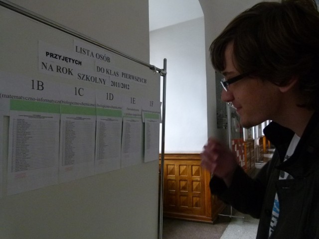 W I LO w Piotrkowie młodzi ludzie już przed godz. 13 przychodzili sprawdzać listy przyjętych
