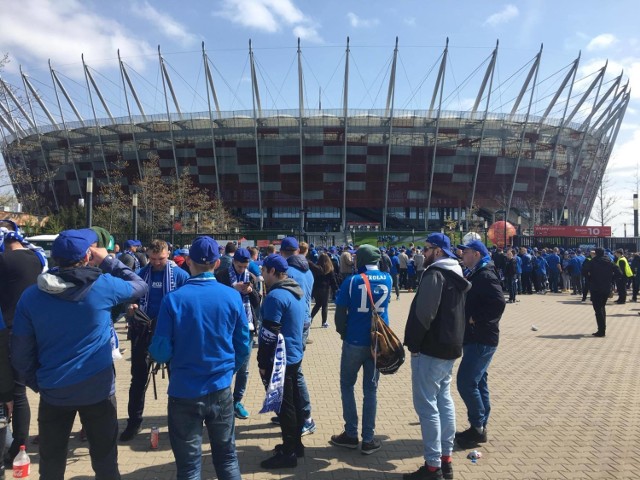 Kibice Lecha Poznań dotarli już do Warszawy na finałowy mecz Pucharu Polski. Korzystając ze słonecznej pogody, fani Kolejorza przed spotkaniem urządzili sobie piknik pod Stadionem Narodowym. Nie zabrakło nawet grilli.